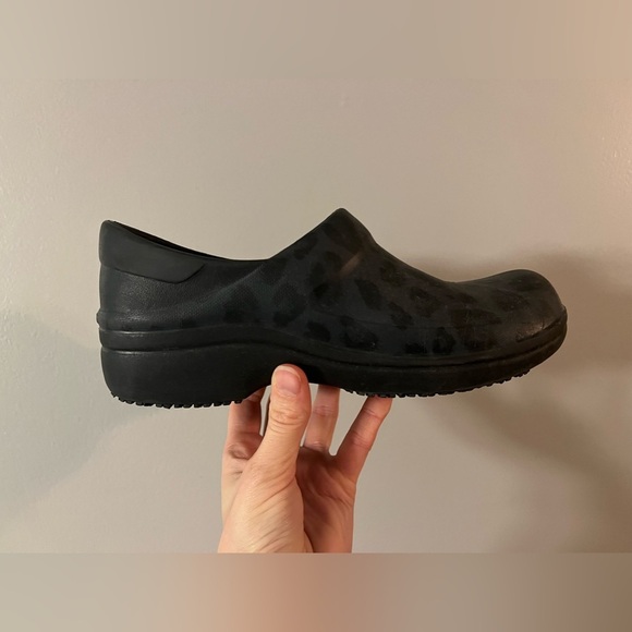 Crocs leopard-print clog women’s shoes size 7. - Picture 6 of 7